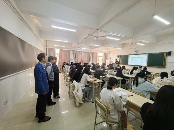 学院领导深入课堂