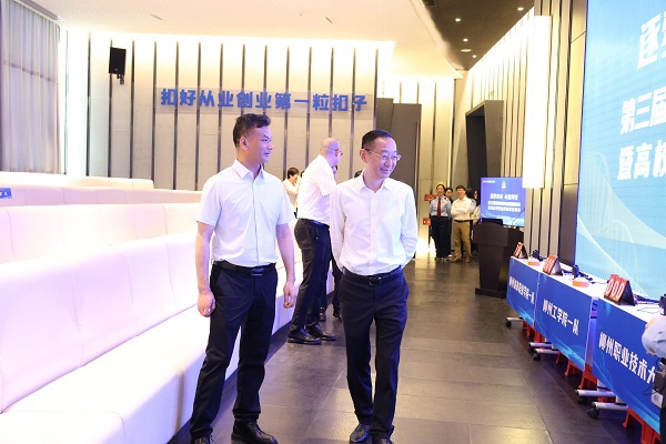 广西税务局党委委员、总经济师黄尚书（左一）和柳州职业技术大学党委书记刘子林（左二）查看柳州市第三届税费知识和办税技能竞赛暨高校税收法律知识挑战赛赛前准备情况