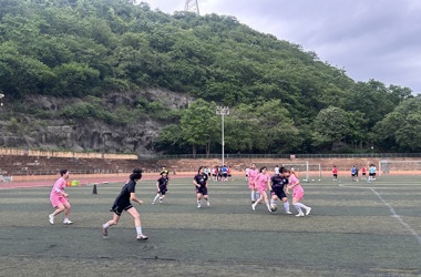 我校第一届女子足球友谊赛圆满落幕