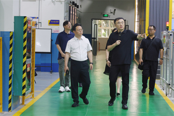 湖北开放大学调研组到我?？疾旖涣?校长甘金明参加座谈