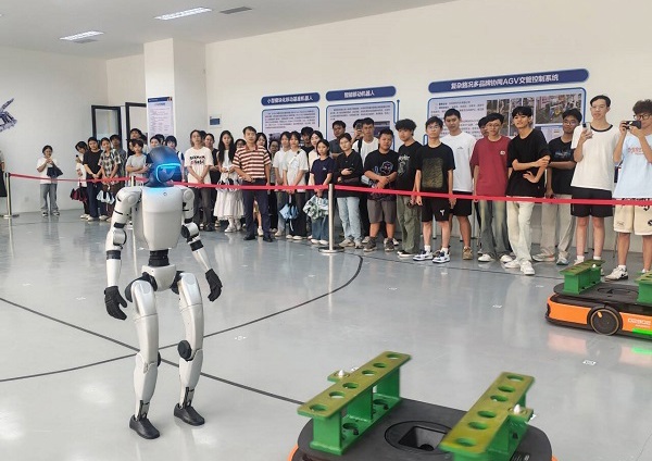 探访职教特色发展，技能铸就科技未来——电子信息工程学院2025级新生入学教育