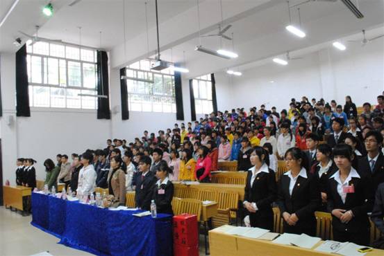 全体起来，奏唱国歌