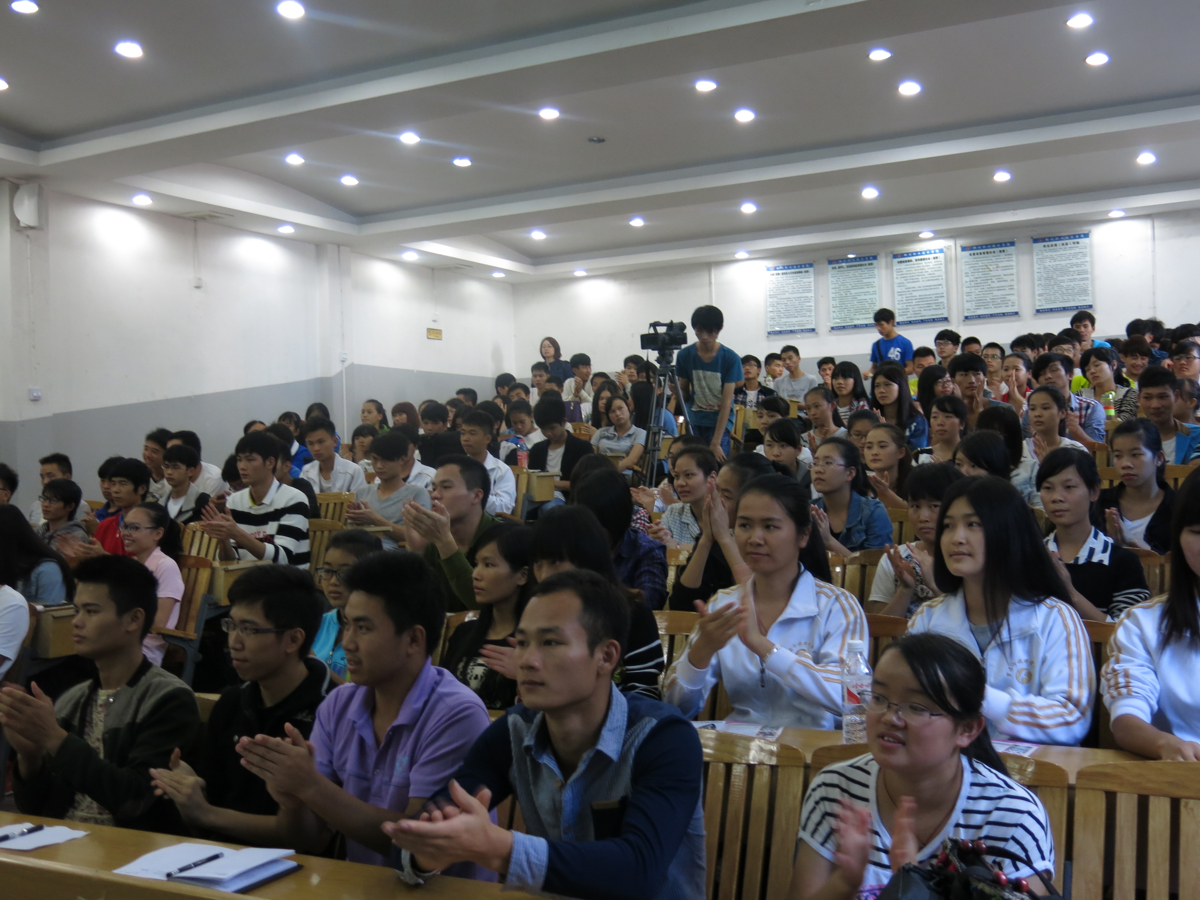 讲座羸得同学们的热烈掌声