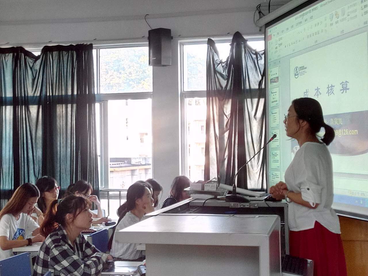 教师认真上课，教学秩序井然