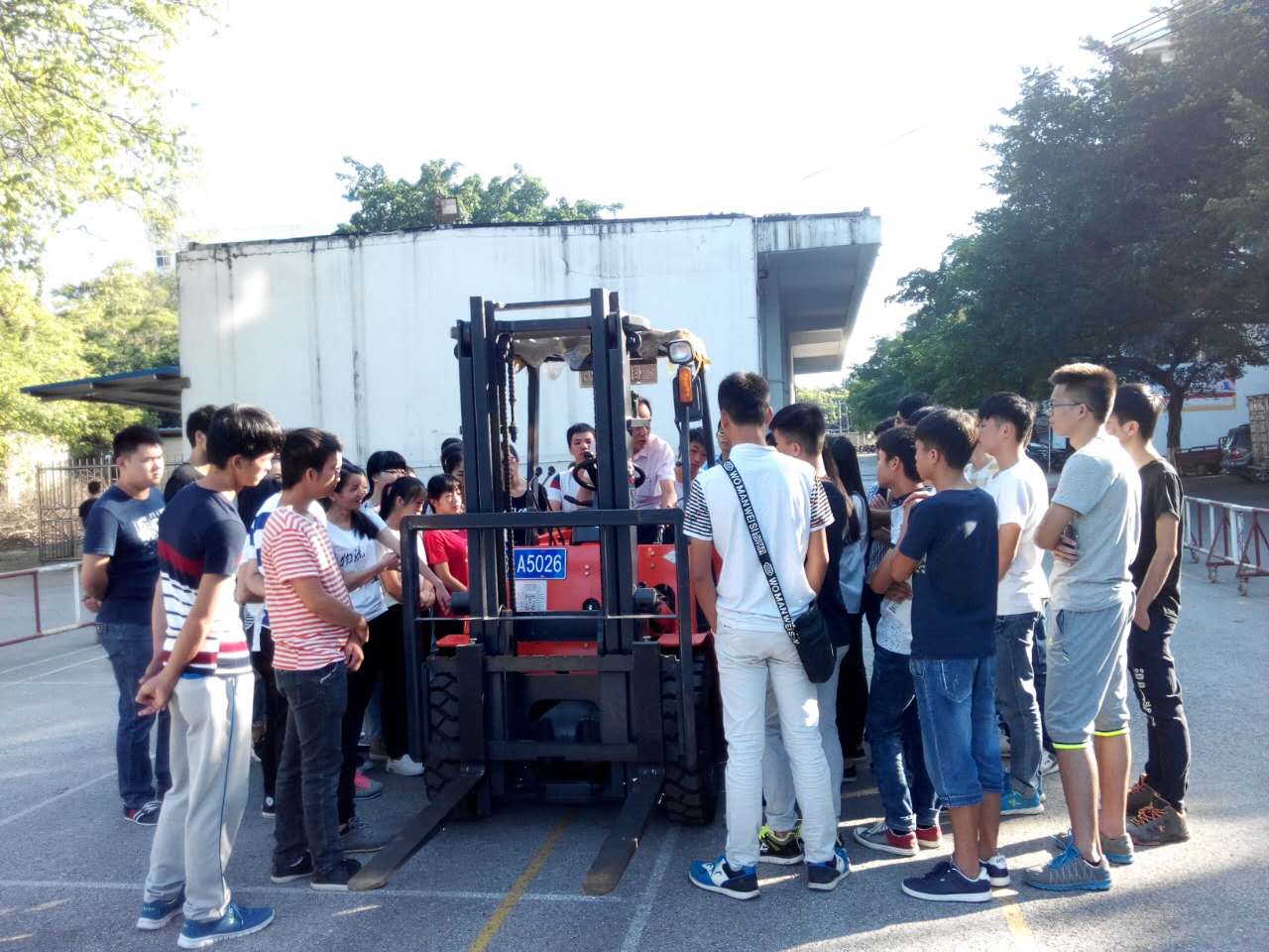 实训课上，同学们认真观摩叉车操作示范！
