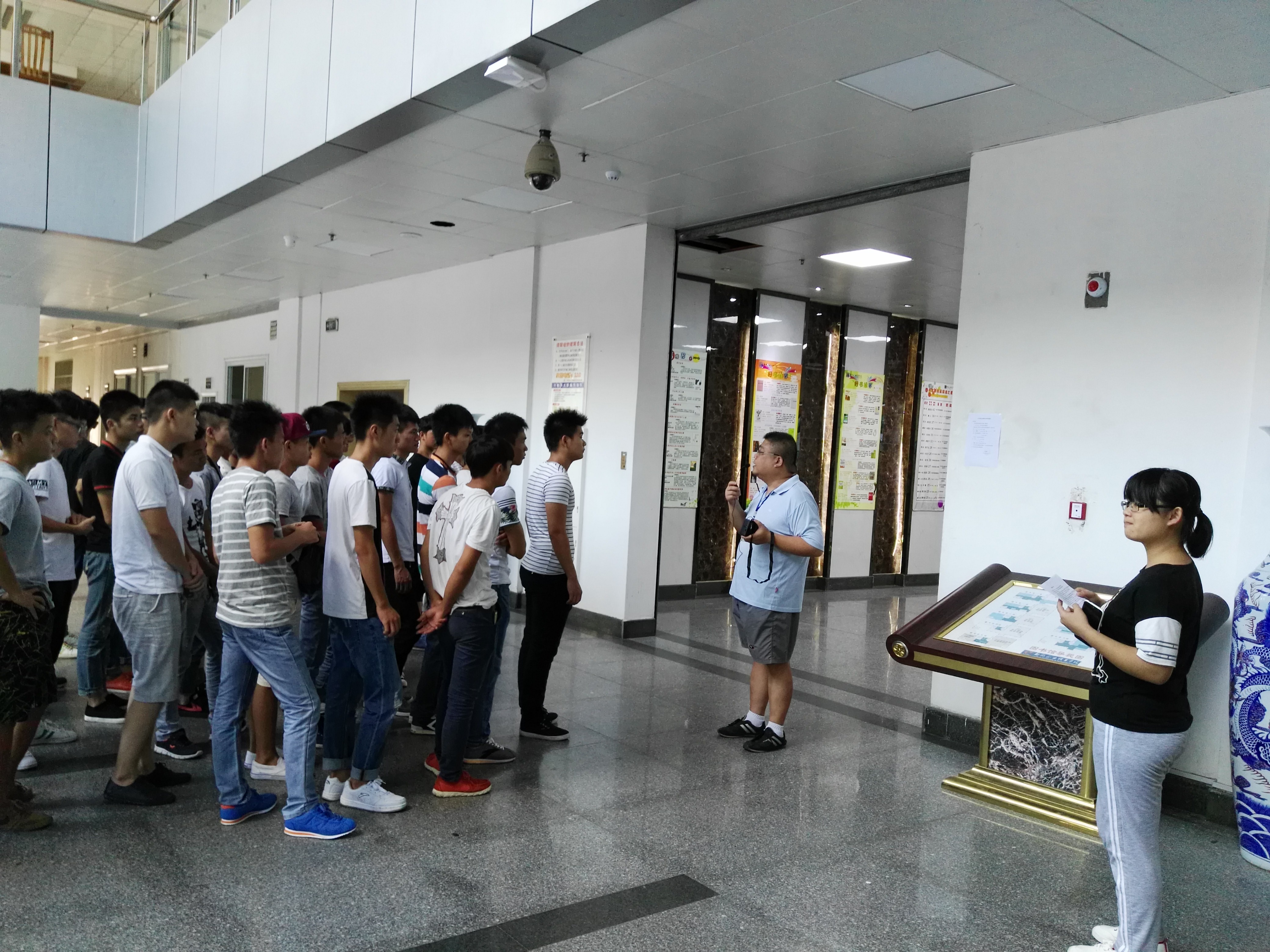 汽车工程学院新参观图书馆