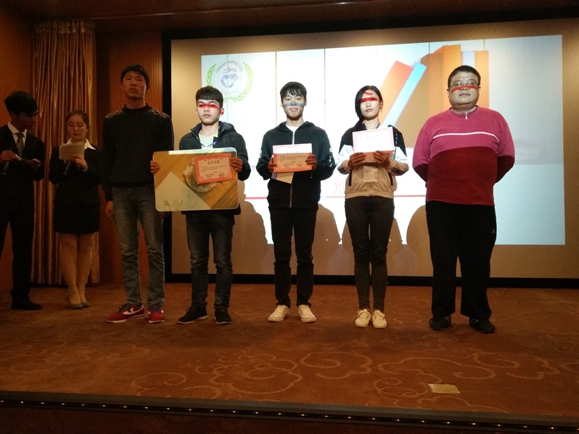 邓奕军老师（右）黄永鹏学长（左）与第一、二、三名获得者合影