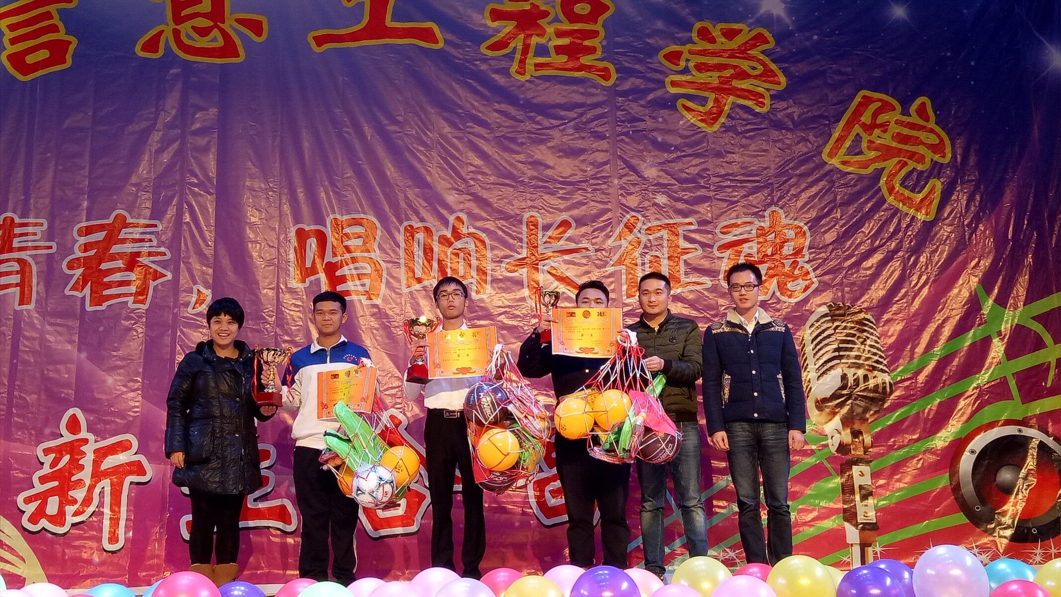 领导、老师为获奖班级颁奖