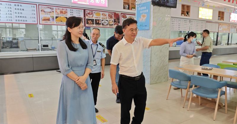 落实食品安全责任，筑牢校园健康防线——鱼峰区领导莅临我校开展秋季开学专项检查