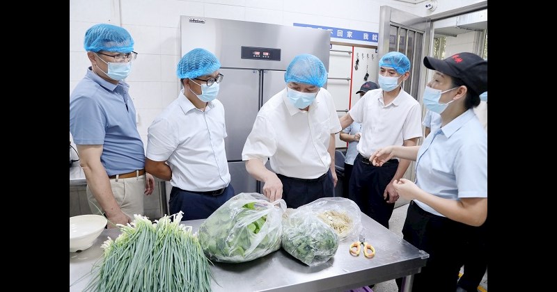 校长甘金明带队检查学校食堂食品安全工作