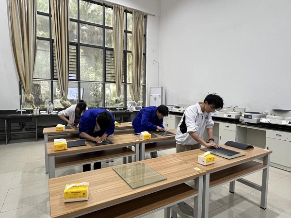 比赛选手在制备试样