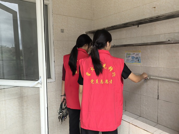 志愿者检查水龙头
