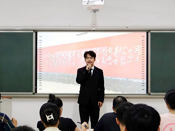 学生进行宣讲
