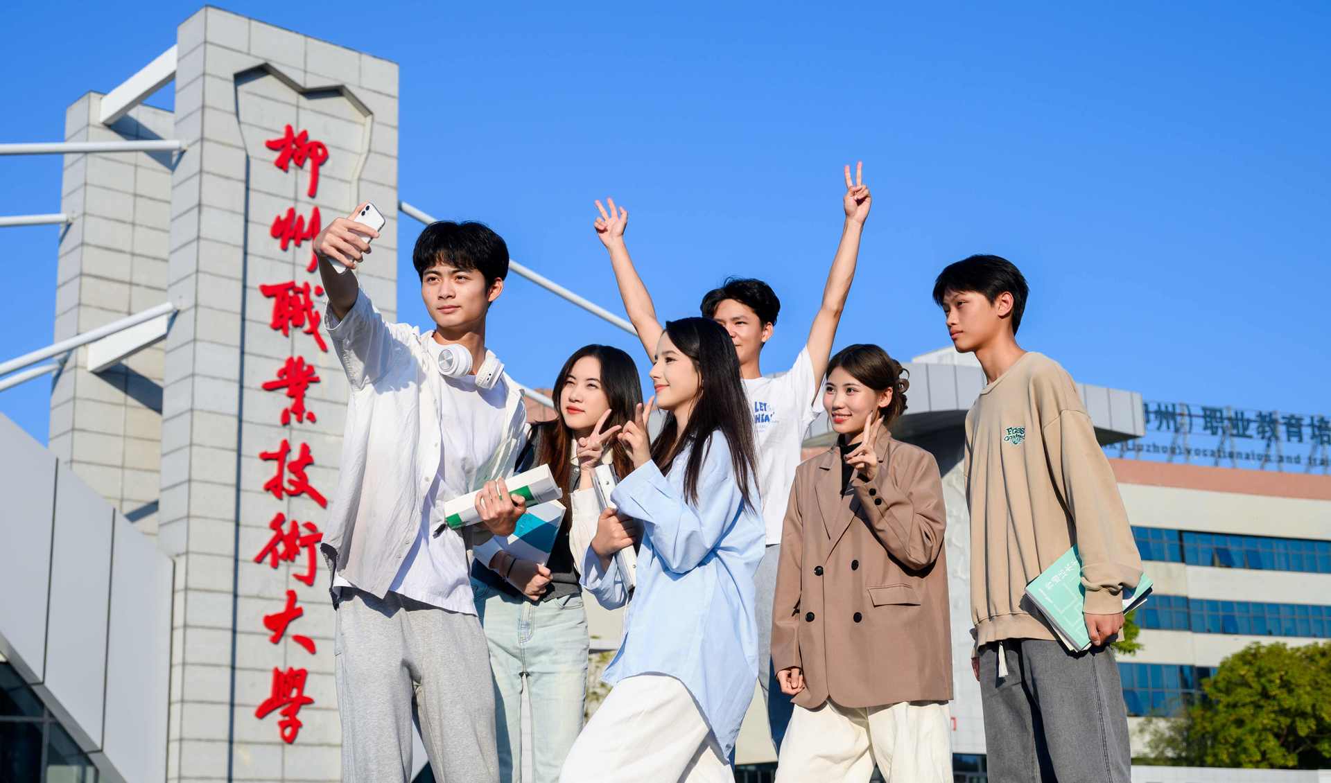 学生在校门