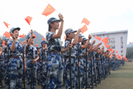 近六千名师生“同唱一首歌，同升一面旗”共抒爱国豪情