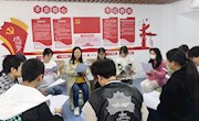 艺术学院开展党的二十大精神学习宣传进“一站式”学生社区系列活动之“匠心布改，布艺制作”志愿活动