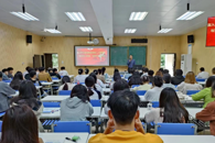 校党委书记刘子林在“形势与政策”课堂宣讲党的二十大精神