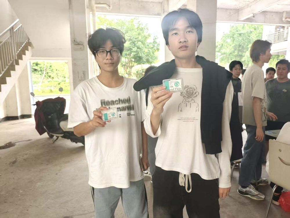                                                                                          同学们展示奖品