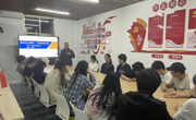 贸易与旅游管理学院举办“聚焦两会精神，点亮青春征程”学业指导活动