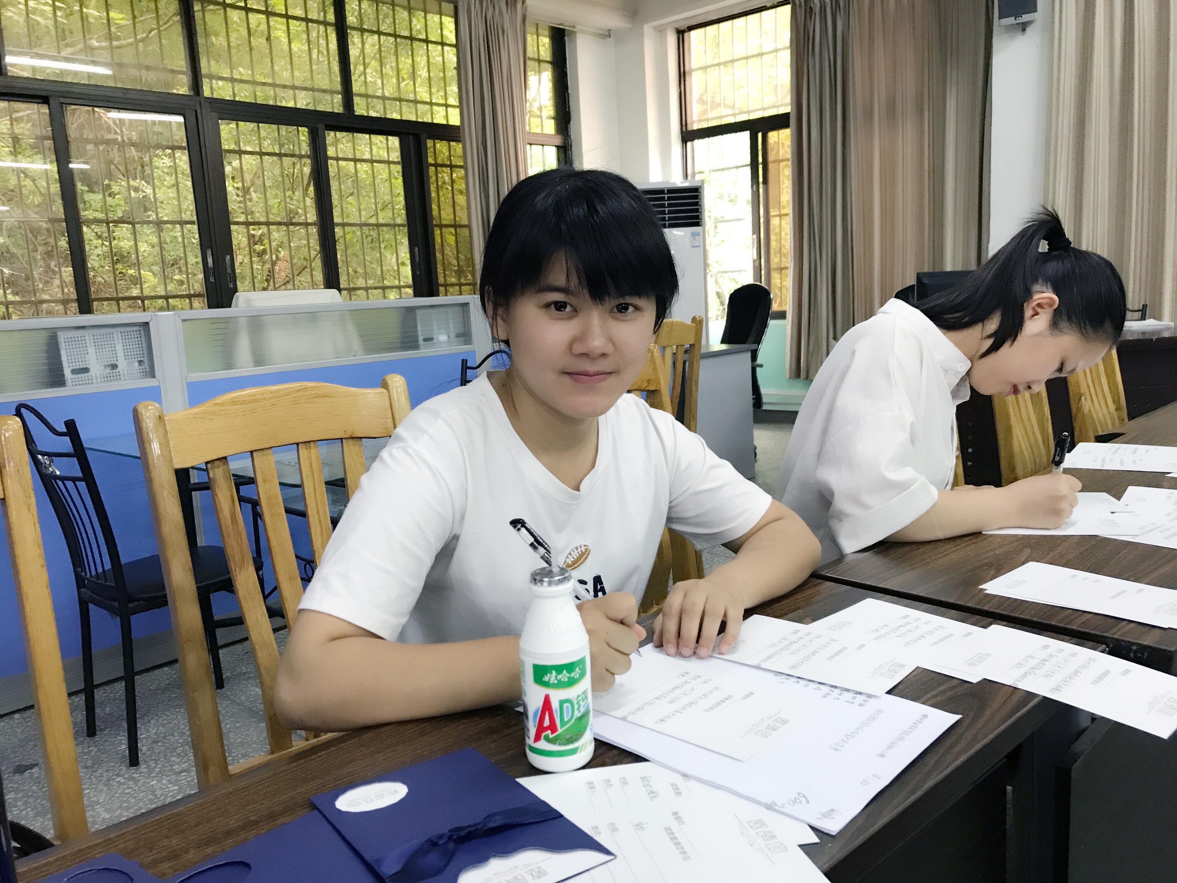 王洁在工作中