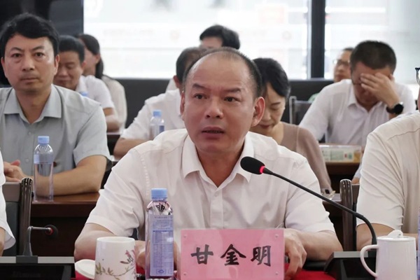 我校党委副书记、校长甘金明介绍学校战略发展规划