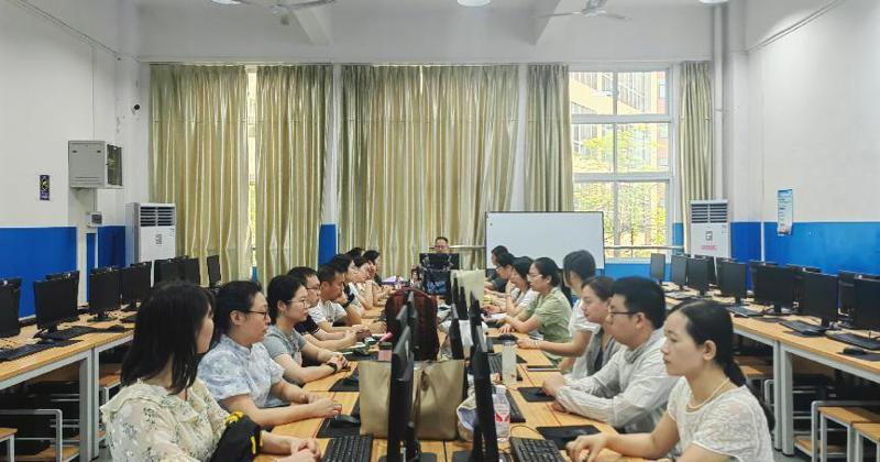 ?创新驱动发展，技术赋能育人——我校举办第三期辅导员研习坊资助育人创新实践活动