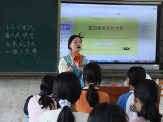 柳职大艺术学院学子三下乡：艺韵传侗乡，美育润童心