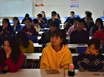 艺术设计学院组织学生党员、学生干部观看中国共产党第十九次全国代表大会开幕式