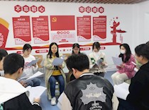 艺术学院开展党的二十大精神学习宣传进“一站式”学生社区系列活动之“匠心布改，布艺制作”志愿活动
